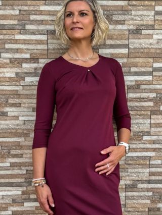 💎 Elegantní móda & styl Elegance, která se hodí do kanceláře i na večerní setkání. Vínové šaty z české dílny – spojení...